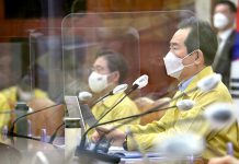 정 총리 “코로나19 위태로운 상황…방역에 경각심 가져야”