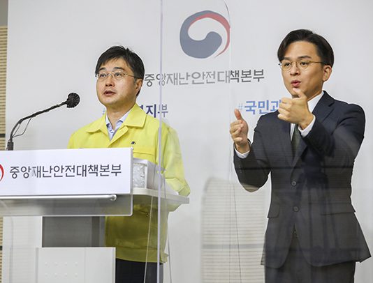 위중증 감소·의료역량 등 고려해 격상 않고 현 거리두기 유지