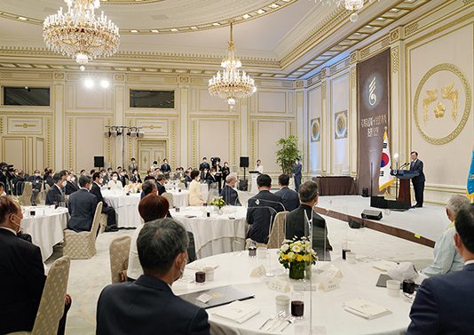 문 대통령 “위기에 강한 대한민국…애국심으로 이룬 성취”