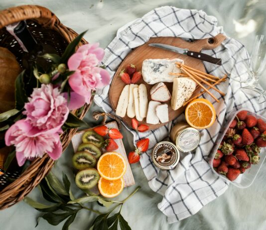 안전한 나들이 위한 식중독 예방법 sliced cheese on brown tray