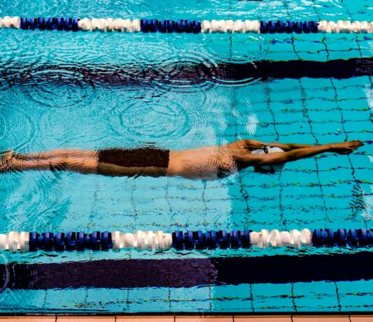 수영으로 통증을 극복하는 방법: 물 속 운동의 이점 man doing swimming
