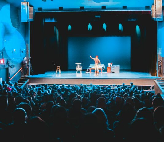 지역 문화예술 이끌 22개 대표 예술단체 선정…올해 106억 지원 people standing on stage with lights turned on during nighttime