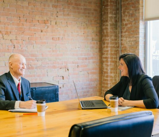 한 총리 “한일중 정상회의, 3국 협력체제 완전히 복원·정상화” man and woman talking inside office