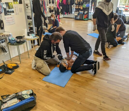 심폐소생술 널리 알린다…‘119 심정지 소생자 연대’ 구성 man in gray long sleeve shirt and black pants sitting on brown wooden floor