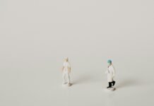 정부 “이달 22일부터 하반기 전공의 모집 차질없이 진행” man in white dress shirt and black pants