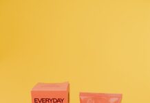 자외선 차단제 사용법과 효과적인 바르는 방법 pink and white tube bottle