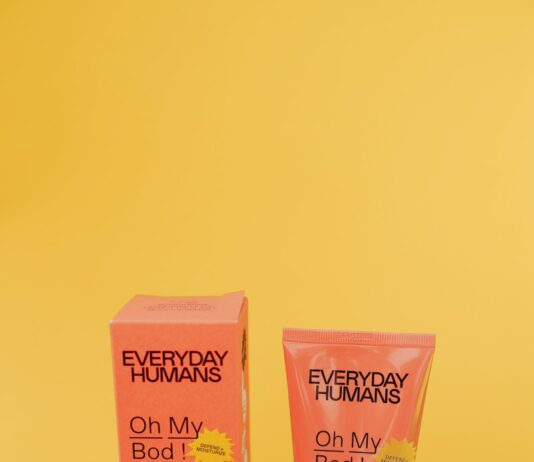 자외선 차단제 사용법과 효과적인 바르는 방법 pink and white tube bottle