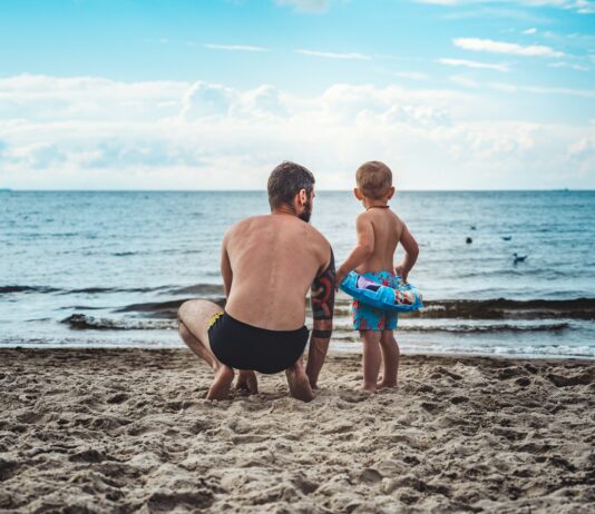 여름철 다이어트 중 효과적인 칼로리 소모 운동 man in black shorts holding blue plastic bucket on beach during daytime