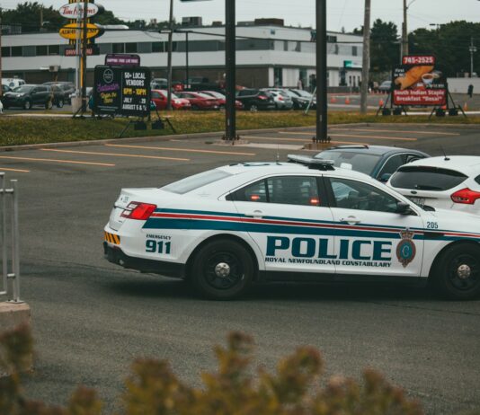 휴가철 클럽·유흥업소 등 마약류 범죄 집중 단속 white and blue bmw m 3 on road during daytime