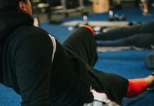 여름철 운동 후 빠른 회복을 위한 방법 person in black pants and white shirt