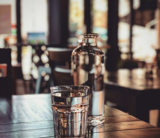 수분 섭취의 중요성: 물과 식수의 역할 clear drinking glass on table