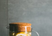 체중 증가를 막기 위한 간단한 식사 팁 clear glass pitcher filled with sliced lemons on black and white table runner