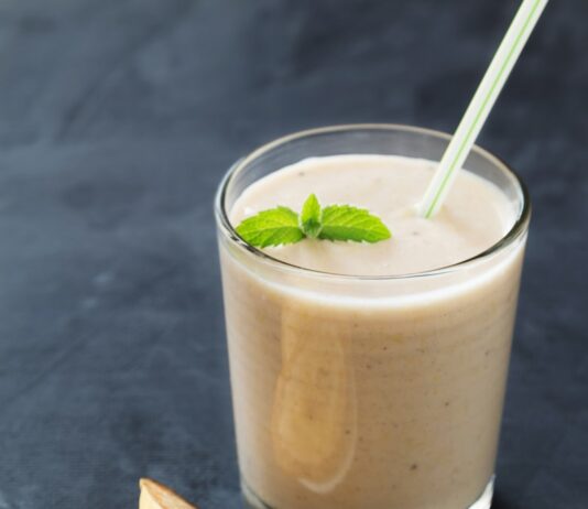 식사 전후 영양: 운동 효과를 극대화하는 식사법 a banana and a glass of smoothie on a table