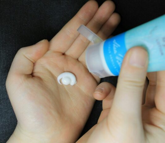 환절기 피부 건강을 지키는 방법 blue and white plastic bottle