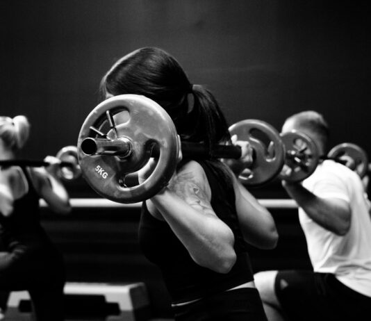 건강한 몸매를 위한 운동과 영양의 완벽한 조화 three person lifting barbels
