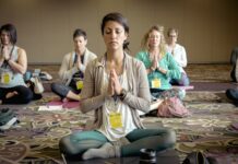 요가와 명상이 주는 건강 효과 group of people doing yoga