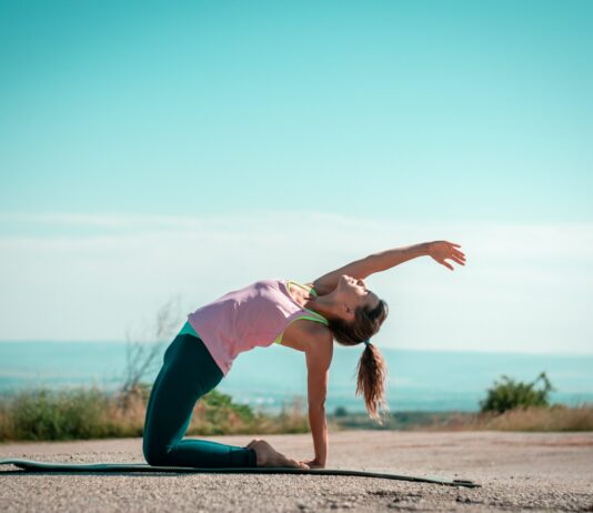 필라테스 기구와 맨몸 운동, 무엇이 더 효과적일까? a woman doing a yoga pose on a yoga mat