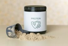 피트니스 성과를 높이는 영양 보충제: 효과와 사용법 a jar of protein powder next to a scoop of powder