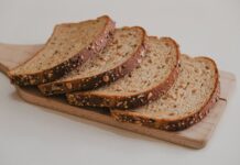 비건 식단의 장점과 단점, 건강하게 접근하는 법 brown bread on brown wooden tray