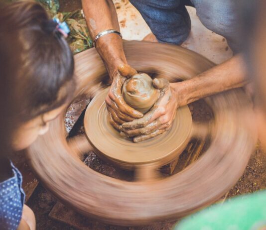 실내에서 즐기는 예술 활동으로 스트레스 관리 person molding clay while children are watching at daytime