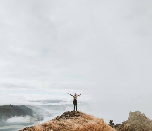 추운 날씨에도 꾸준히 운동하는 동기 부여법 woman standing on top of hill