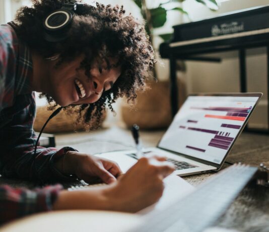 몸과 마음의 균형을 맞추는 생활 습관 woman in black and white striped long sleeve shirt writing on white paper