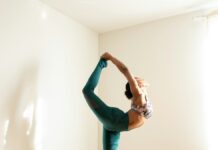 척추 건강을 위한 운동법: 척추 질환 예방을 위한 필수 운동 woman doing yoga