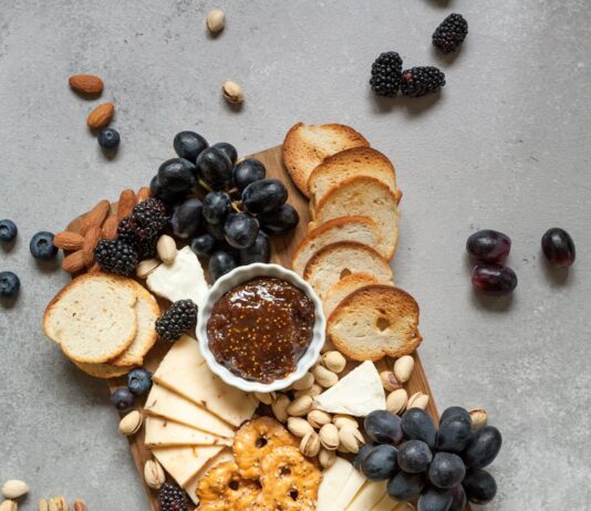 치아에 좋은 음식: 구강 건강을 돕는 식품 baked breads and cookies on brown wooden board
