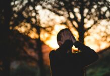 스트레스와 운동: 몸과 마음을 동시에 치유하기 man wearing black long-sleeved shirt