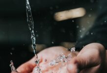생활습관으로 감기예방하기 clear liquid pouring on person's hands