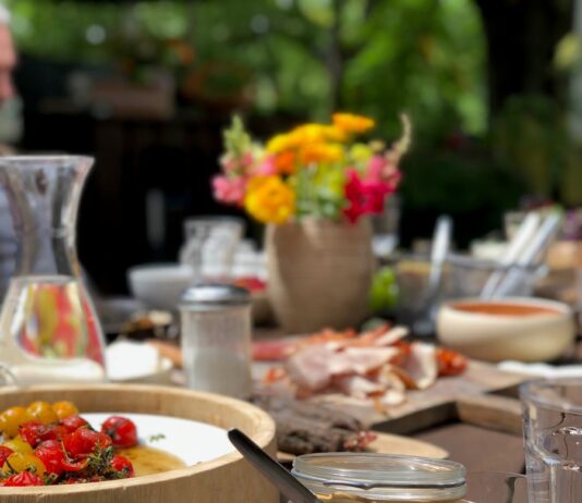 면역력 떨어졌다고 느낄 때, 식탁부터 바꿔라 selective focus photography of clear glass canister with clamp lid