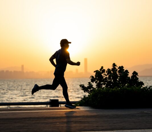 운동부족의 건강문제 a man running on the beach at sunset