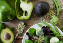 소화 건강과 면역력 강화를위한 식이섬유 sliced broccoli and cucumber on plate with gray stainless steel fork near green bell pepper, snowpea, and avocado fruit