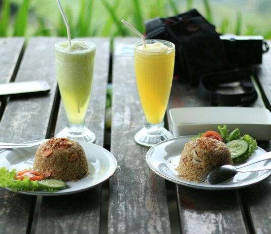 가공식품, 건강을 위한다면 선택할 수 있을까? fried rice and glass of juices on table