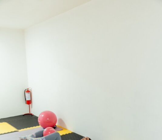 자세를 교정하는 필라테스로 올바르게 운동하기 a group of people doing yoga in a room