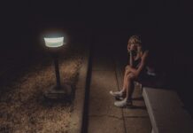 다낭성 난소증후군, 20대가 겪는 고통 woman in black tank top sitting on concrete floor