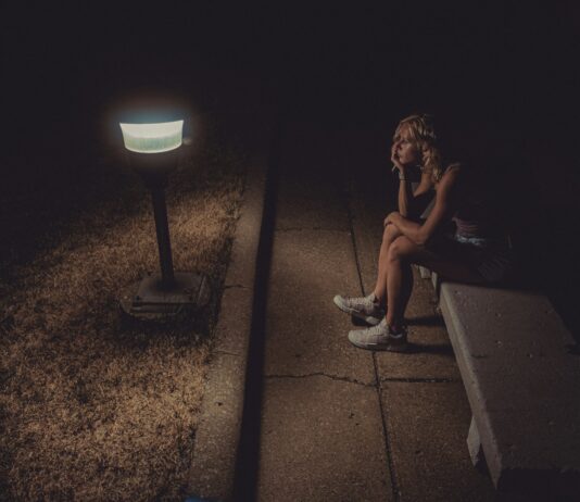 다낭성 난소증후군, 20대가 겪는 고통 woman in black tank top sitting on concrete floor