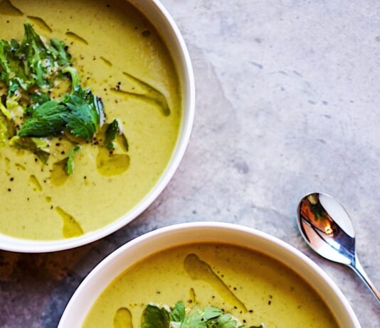 야근 후 회복식, 속을 살리는 한 그릇 green soup on white ceramic bowl