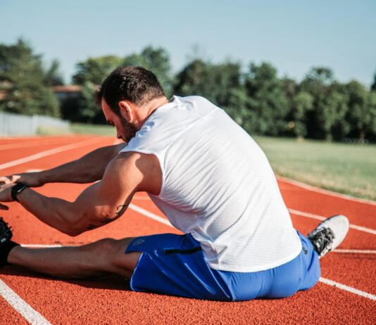 “운동 전 스트레칭 꼭 해야 하나요?”… 부상 방지뿐 아니라 성과도 달라진다 man in white sleeveless top