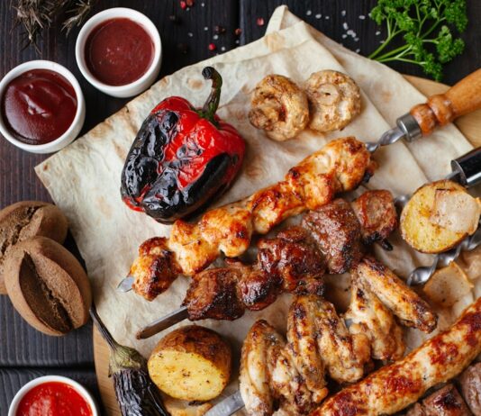 저탄고지(LCHF) 식단, 건강에 유익할까? 논란 속 숨은 진실 grilled meat and vegetable on the table