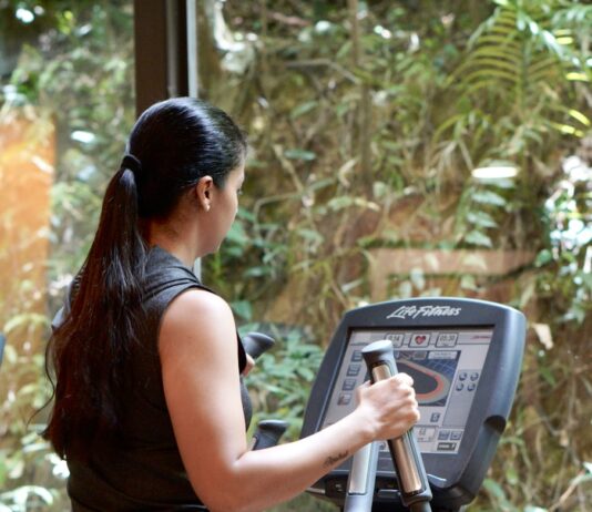 여름철 건강, 올바른 생활습관과 예방으로 지키세요 a woman using a weight machine