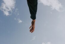 정신건강의 중요성, 현대 사회에서 어떻게 지켜야 할까 two person's arms