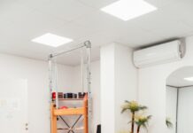 필라테스, 현대인의 건강과 체형 교정에 효과적인 운동법으로 주목 a gym with a treadmill and exercise equipment