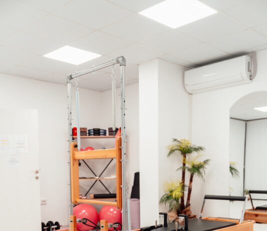 필라테스, 현대인의 건강과 체형 교정에 효과적인 운동법으로 주목 a gym with a treadmill and exercise equipment