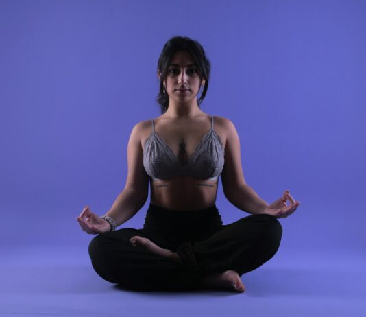 운동, ‘몇 개’ 했는가보다 ‘어떻게’ 느꼈는가 – 마음챙김 운동 a woman in a bra top sitting in a yoga pose