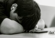 만성피로, 단순한 피로 아닌 건강 신호…원인과 관리법은? A man laying his head on his cell phone