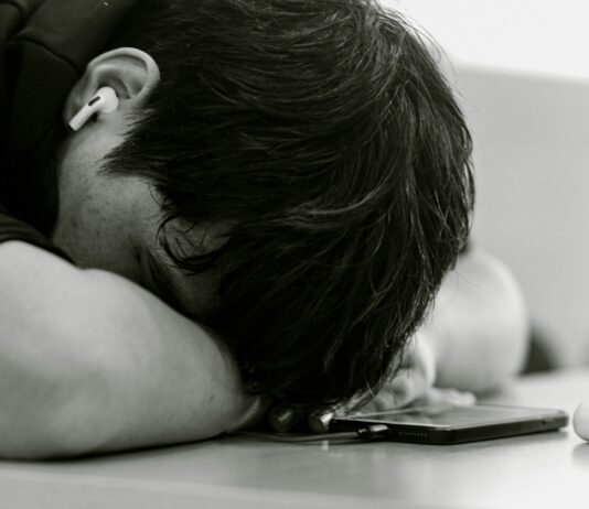 만성피로, 단순한 피로 아닌 건강 신호…원인과 관리법은? A man laying his head on his cell phone