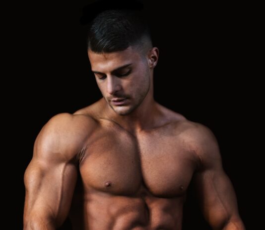 근육 건강, 건강한 삶의 기초를 다지다 topless man wearing black pants