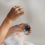 ‘웰니스 문화’ 확산…건강한 일상, 작지만 꾸준한 변화부터 person holding black glass bottle