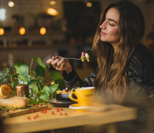 ‘마음 챙김 식사’, 건강한 한 끼의 새로운 변화… 일상 속 실천법은? woman holding fork in front table